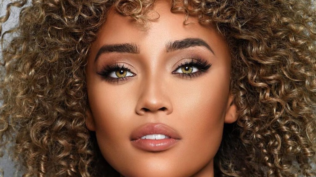 Miss Kentucky Elle Smith Crowned Miss USA 2021