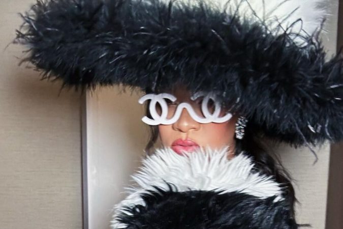 Rihanna Receives First Certified Diamond Record as Lead Artist