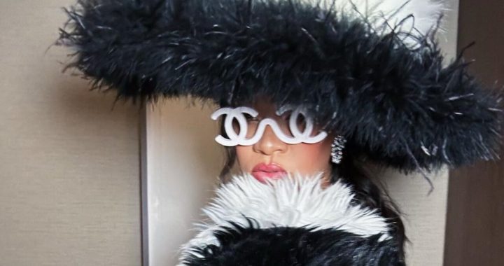 Rihanna Receives First Certified Diamond Record as Lead Artist