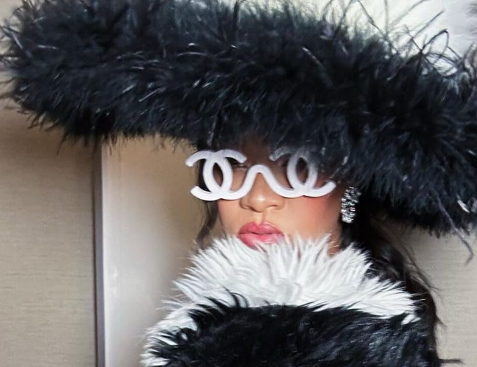 Rihanna Receives First Certified Diamond Record as Lead Artist
