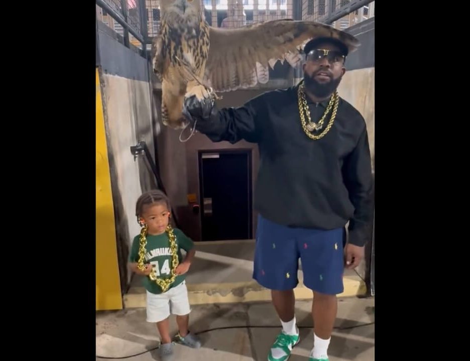 Big Boi Almost Flips The Bird During Performance