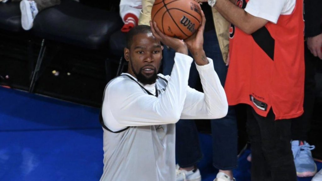 Kevin Durant Confronts Disrespectful Fan But Tells Security To Let Them Stay