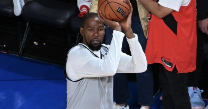 Kevin Durant Confronts Disrespectful Fan But Tells Security To Let Them Stay