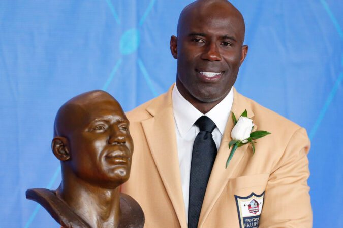 NFL Hall of Famer Terrell Davis Removed From United Airlines Flight, Airline Apologizes After Mishap