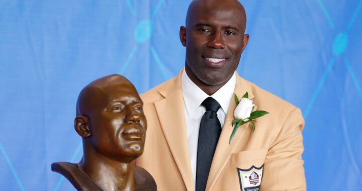 NFL Hall of Famer Terrell Davis Removed From United Airlines Flight, Airline Apologizes After Mishap