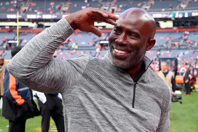 United Airlines Removes NFL Hall Of Famer Terrell Davis Off 'No Fly List' After Troubling Incident On Flight