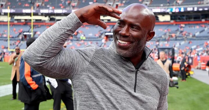 United Airlines Removes NFL Hall Of Famer Terrell Davis Off 'No Fly List' After Troubling Incident On Flight